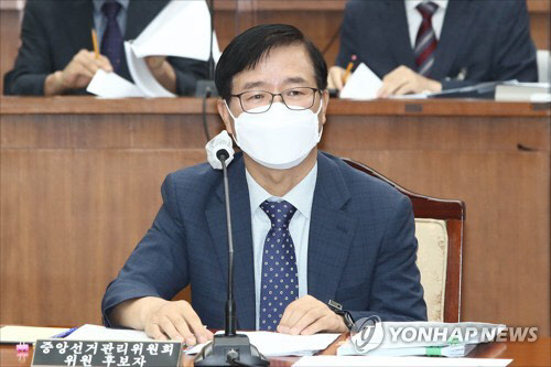 남래진 중앙선거관리위원 후보자가 지난달 25일 오전 서울 여의도 국회에서 열린 인사청문회에서 의원들의 질의에 답변하고 있다. <국회사진기자단>